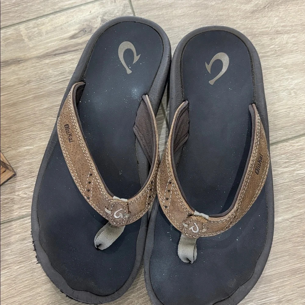 OluKai boys  brown and Black Flip Flops sized 4Y - Picture 2 of 4